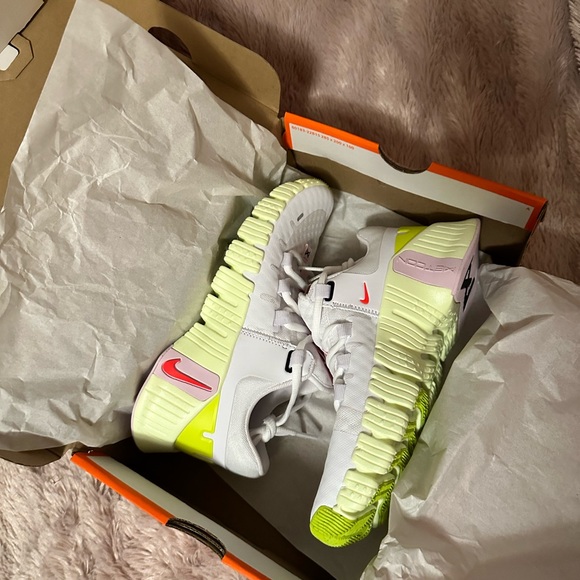 Women’s Nike Free Metcon 5 White/Crimson Size 5.5 - Picture 5 of 5